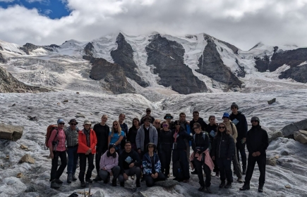 Die Teilnehmenden des diesjährigen Jugendcamps im Distrikt 2000 auf dem Pers-Gletscher.